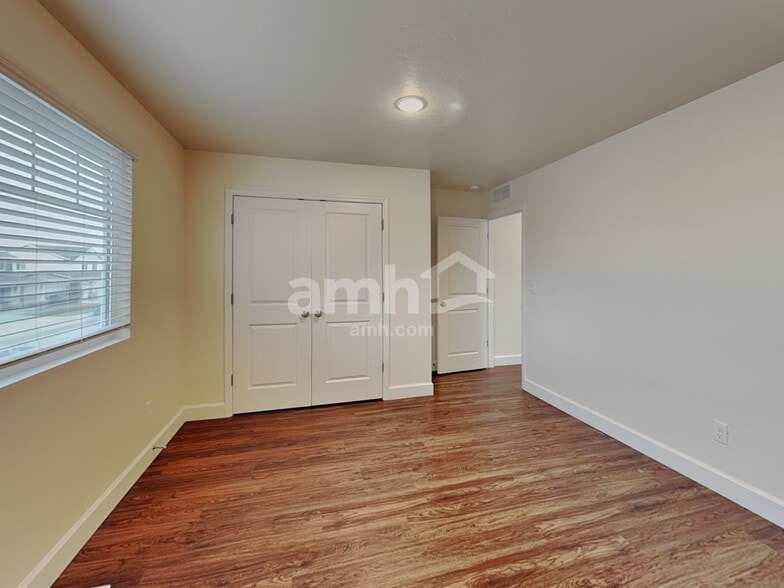 Building Photo - 954 N Barkvine Ave