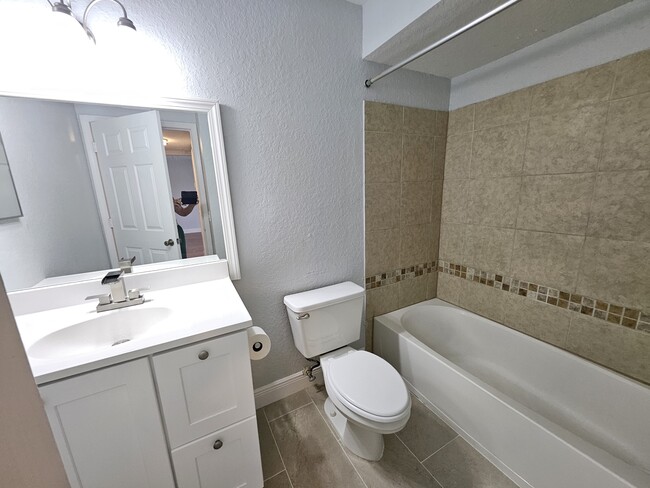 Building Photo - 14036 Fairway Island Dr