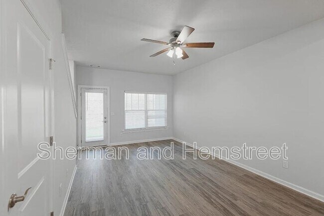 Building Photo - 2035 Lotus Dr