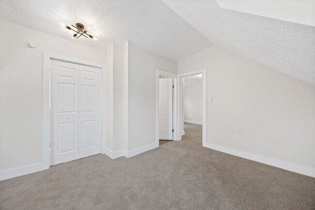 Building Photo - Dream House! Three Bedroom fully Renovated...
