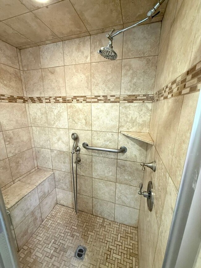 Building Photo - La Cañada Schools-  Family Home - Natural Hardwood, 2 car attached garage, Central A/C, New Appli...