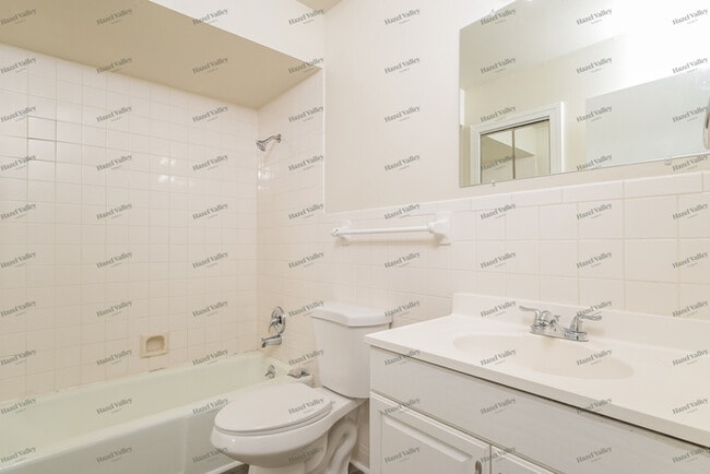 Building Photo - 2950 Aintree Dr