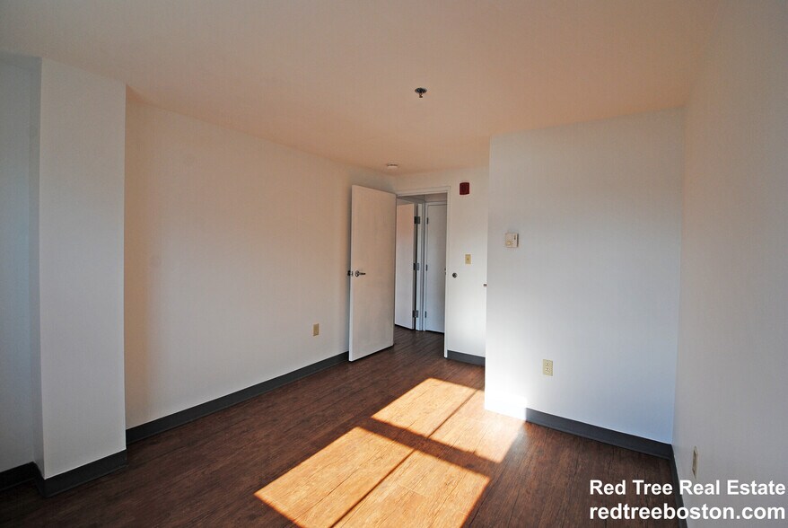 Building Photo - 5 Pine St