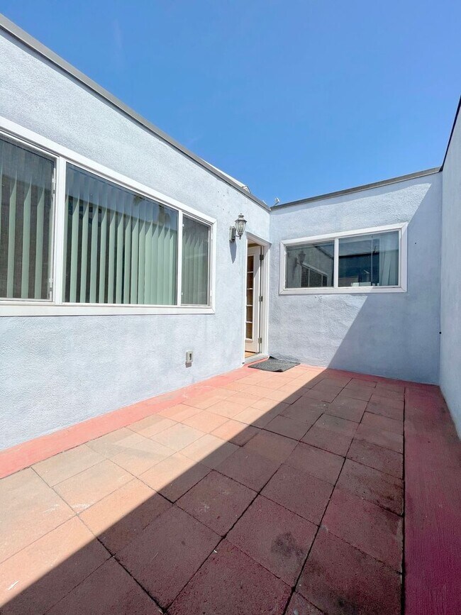 Building Photo - Single-Story Condo Steps from OC Fairgrounds & Minutes to Eastside Costa Mesa