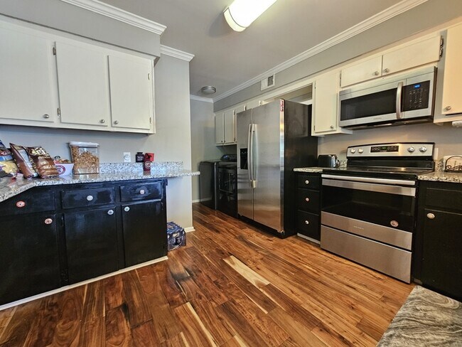 Building Photo - Lake front Condo