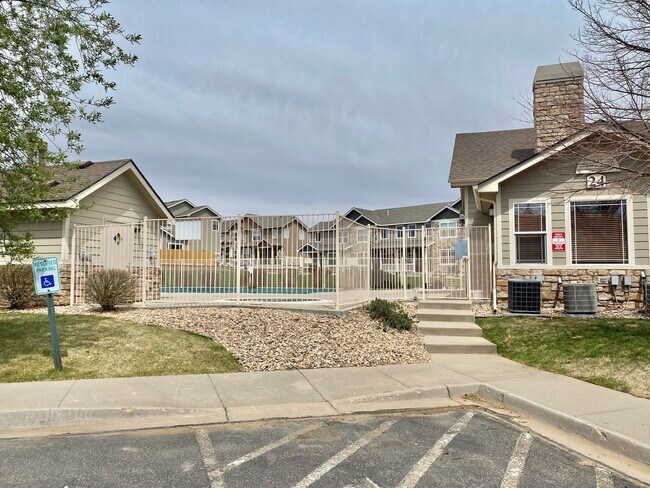 Building Photo - West Greeley Spacious Townhome With New Carpet!