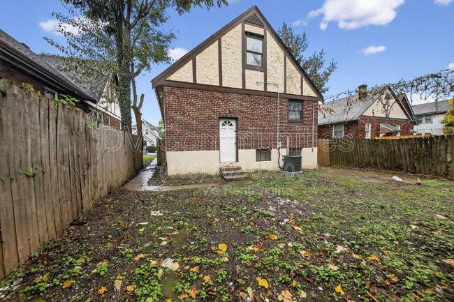 Building Photo - 1818 Lawn Ave