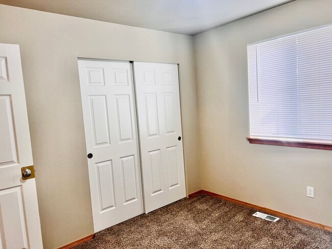 Building Photo - Enormous 4 Bed 2.5Bath + Bonus Room Great Lacey Neighborhood