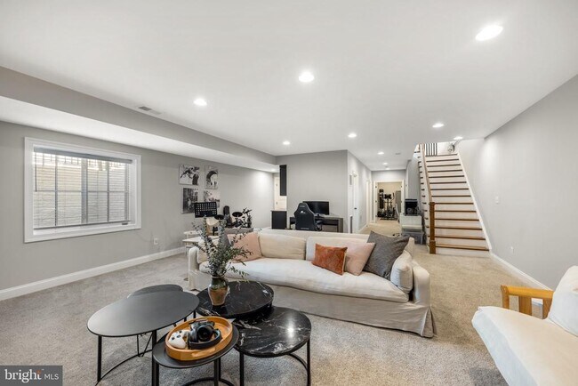 Building Photo - 323 S West St