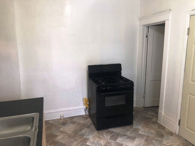 Building Photo - 507 - 1127-29 Victory Street