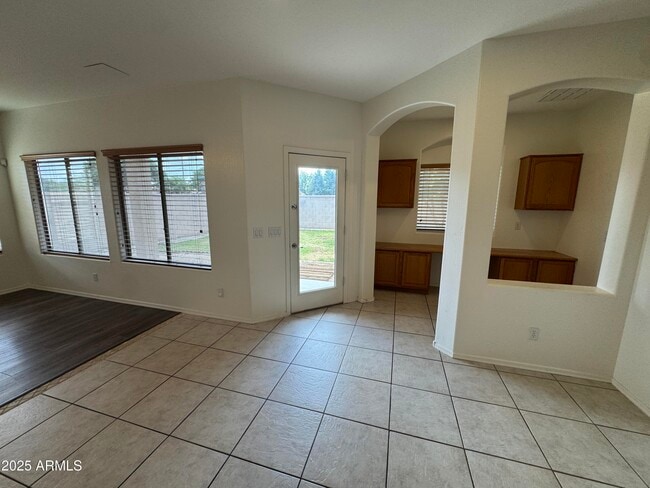 Building Photo - 3323 E Roadrunner Dr