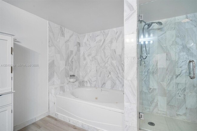 Building Photo - 825 Brickell Bay Dr