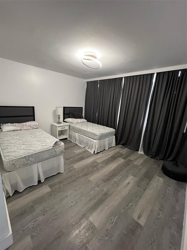 Building Photo - 18071 Biscayne Blvd