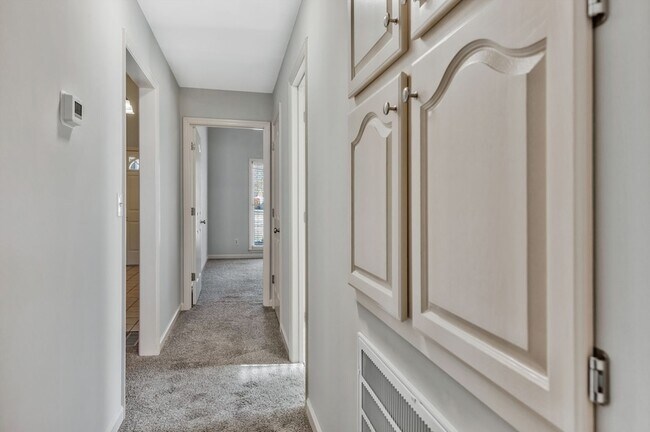 Building Photo - 755 Regal Dr