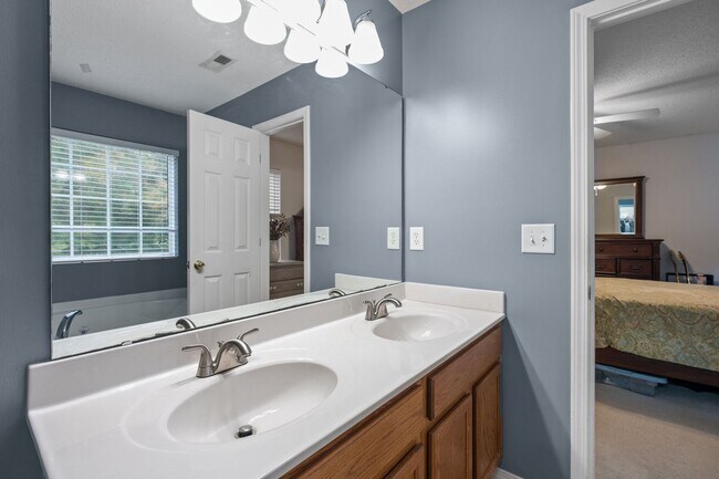 Building Photo - Fantastic 4 Bedroom, 3 Bath home near Brier Creek & RDU, Fenced-in Yard, Bonus Room, Pet Friendly!