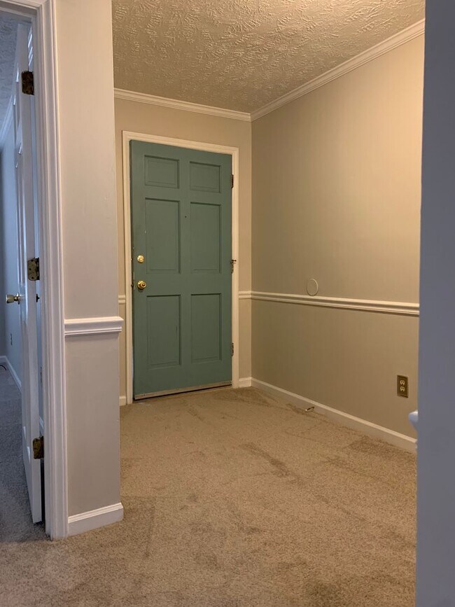 Building Photo - For Rent - Quiet neighborhood but close to everything!!