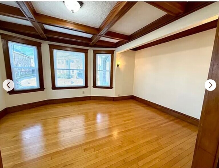 Building Photo - 389 School St