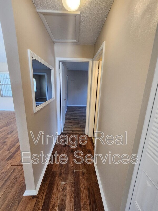 Building Photo - 905 Old Field Dr
