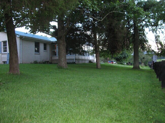 Building Photo - Private Farm House, Lots of Space, Country...