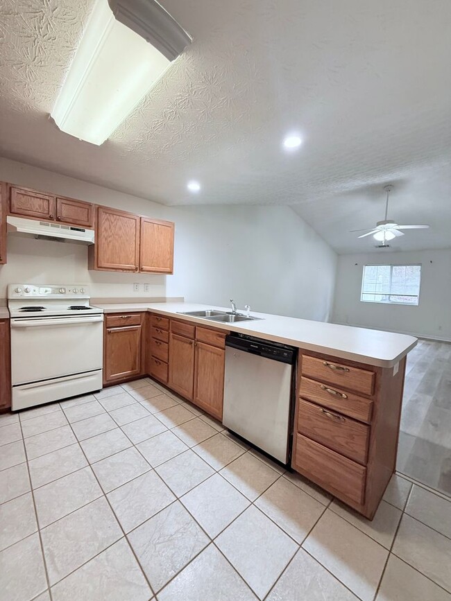 Building Photo - Ranch Style end unit townhome in great Gainesville location