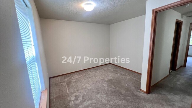 Building Photo - Beautiful 3 BD | 2.5 BA Duplex in Wine Cou...