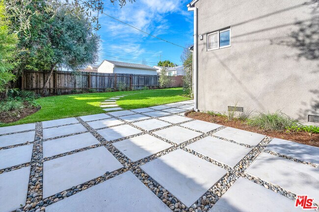 Building Photo - 616 W Ellis Ave