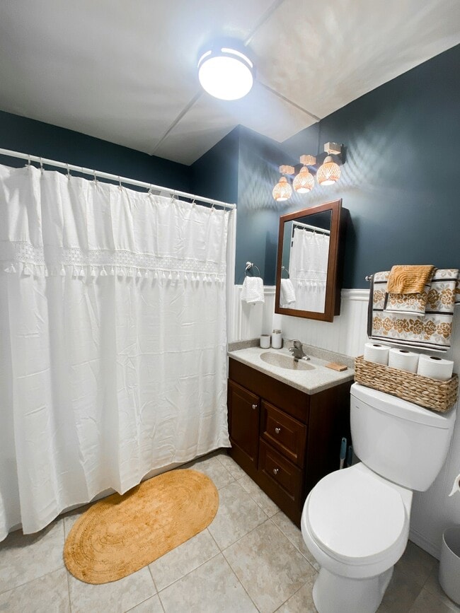 Building Photo - 209 E 3rd St