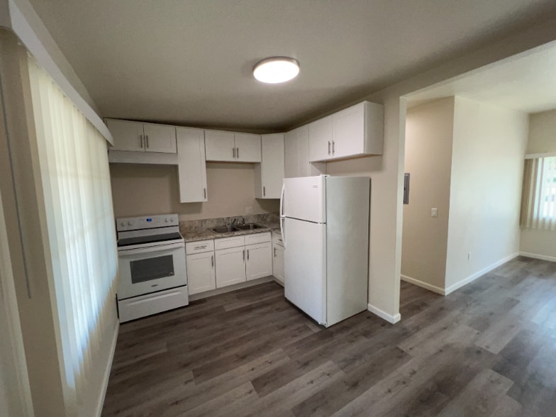 Building Photo - 934 N Van Ness Ave