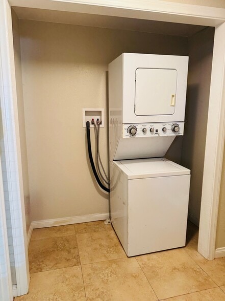 Building Photo - 618 Woodland Dr