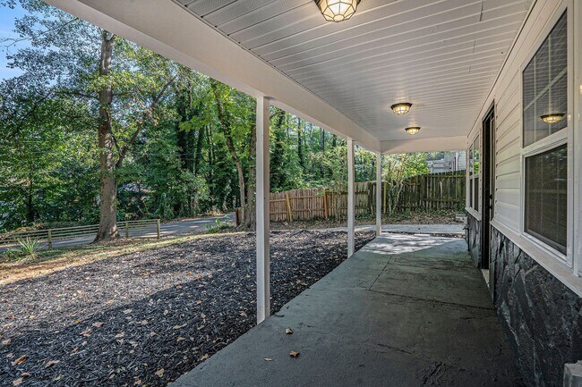 Building Photo - Fully Renovated Cottage near Downtown Smyrna!