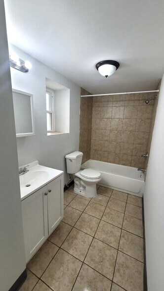 Building Photo - 4038 W Dickens Ave