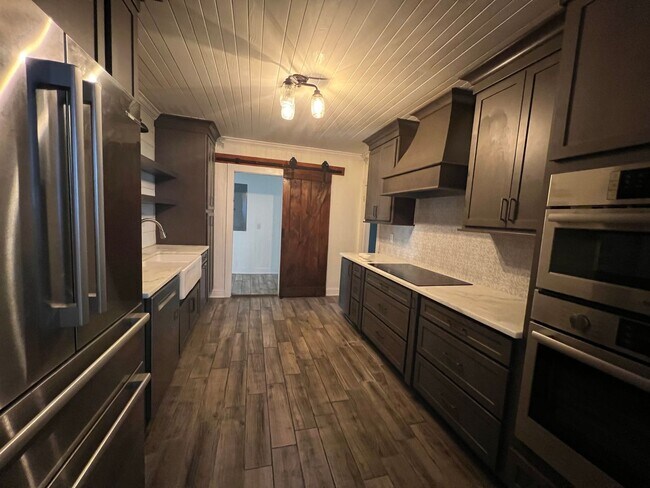 Building Photo - Southern Charm