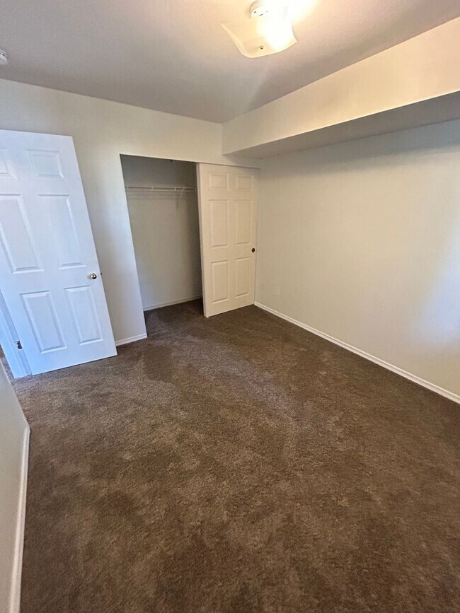 Building Photo - 2713 W Maplewood Condo