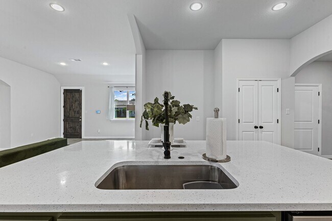 Building Photo - Grand in Granbury!