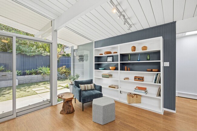 Building Photo - Beautifully Remodeled, Furnished 3 Bed + Office, 2 Bath Home- Available Short Term Only!
