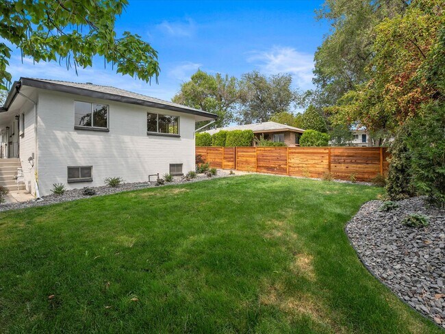 Building Photo - Move In Ready Midtown Dream Home
