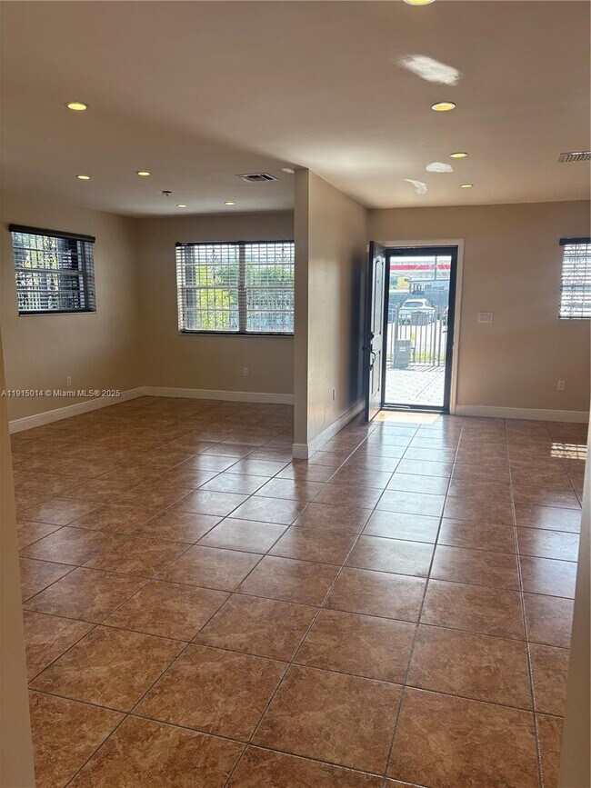 Building Photo - 819 E 26th St