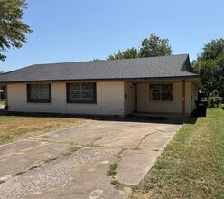 Building Photo - 704 Ashley Dr