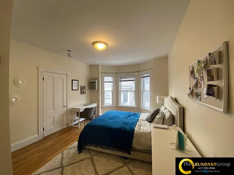 Building Photo - 17 Centre St