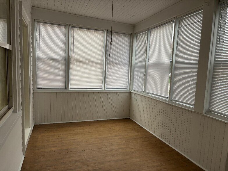 Building Photo - 51 Hamlin St