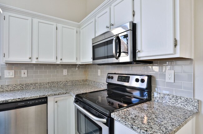 Building Photo - Pet Friendly 5-bedroom, 3 bath Home w/ Pool and Finished Basement