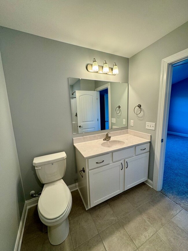 Building Photo - *LIKE NEW!* 3BR/2.5BA Townhouse in Crescen...