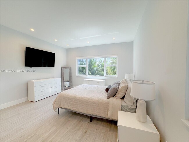 Building Photo - 4925 Collins Ave