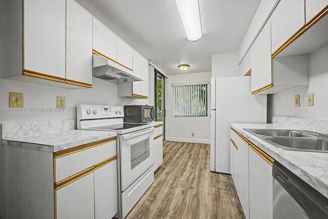 Building Photo - 15575 Miami Lakeway N