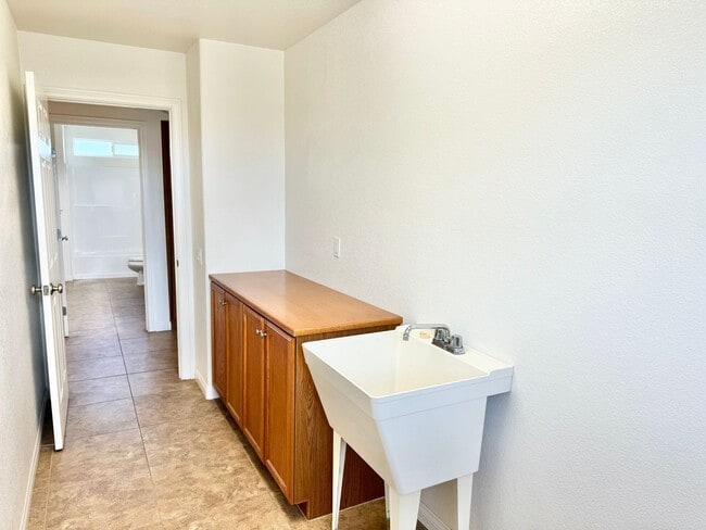 Building Photo - Huge 3 bed 2 bath Home In Storey Park Neig...