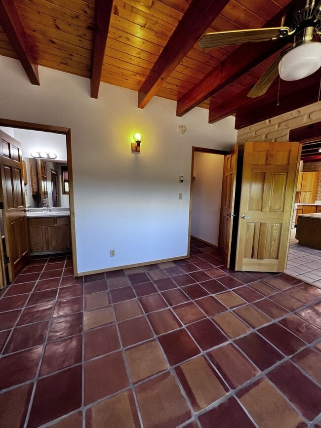 Building Photo - 5 Oriente Ct