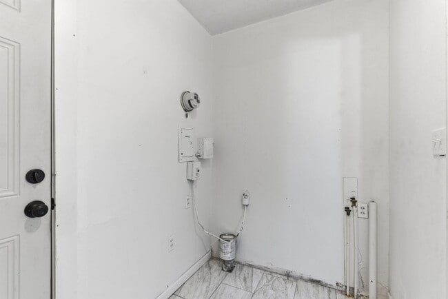 Building Photo - 1420 S Pickwick Ave