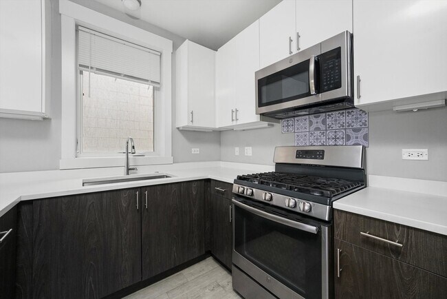 Building Photo - 2533 W Congress Pkwy