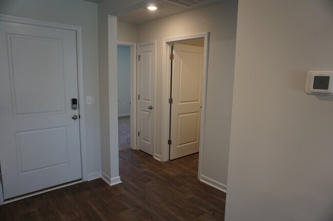 Building Photo - 602 Draymore Dr NE