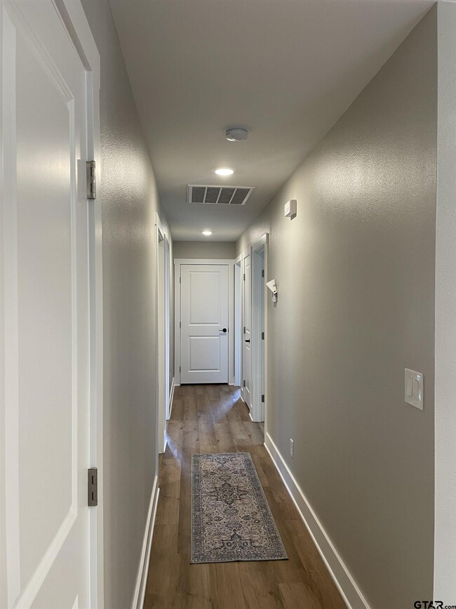 Building Photo - 518 Post Oak Dr